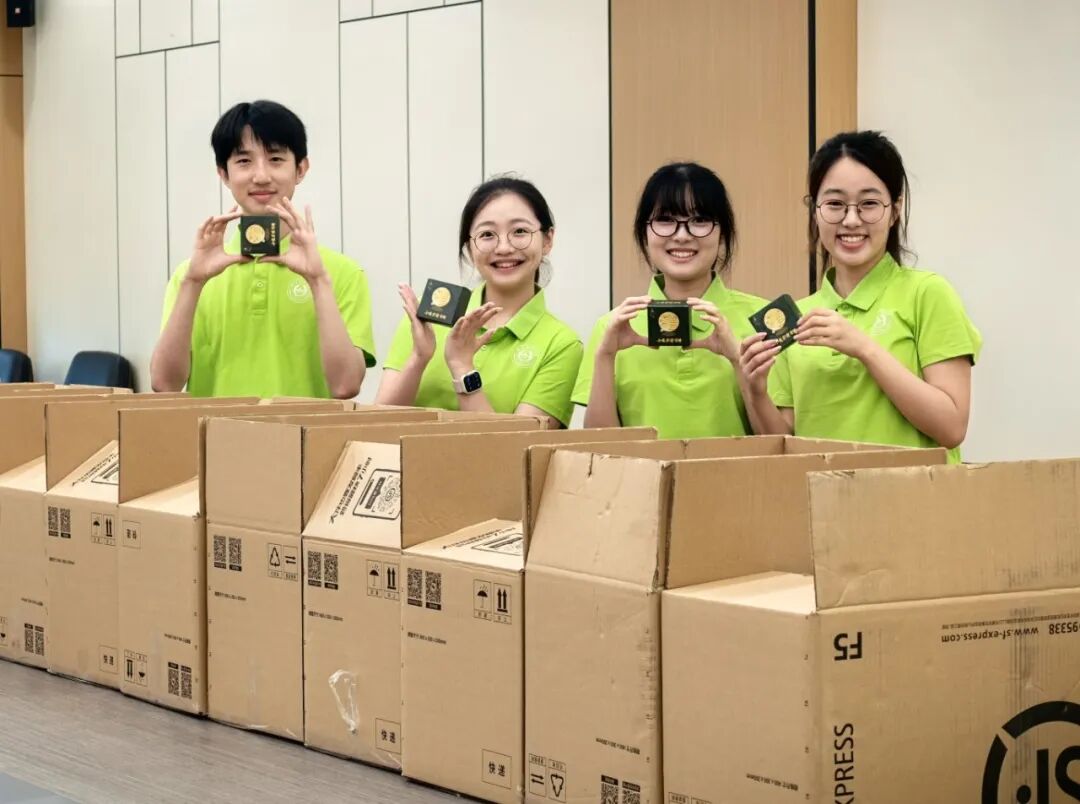 第29届研支团成员展示月饼.jpg