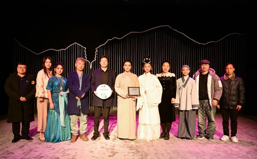 4-3.《白蛇·泪落金山》演出颁奖照.jpg