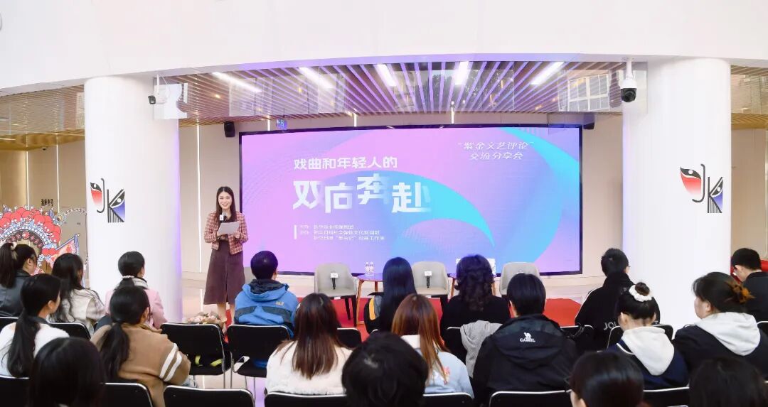 俞思含主持讲座照.jpg